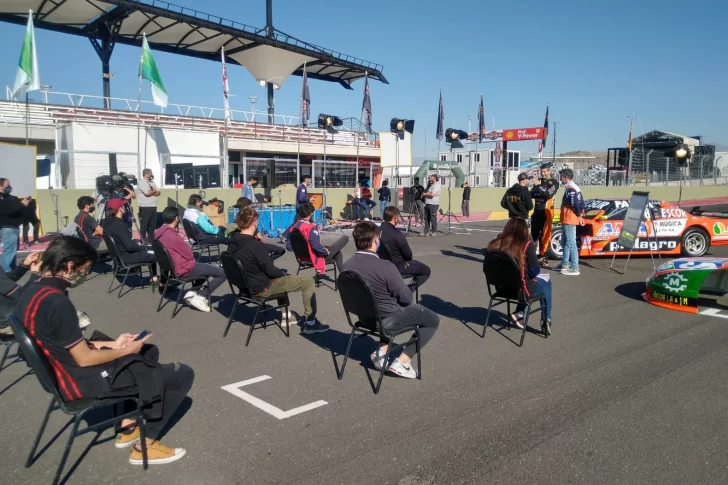 Alumnos coparon la pista del autódromo y aprendieron mecánica