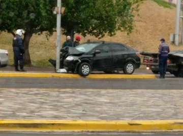 Una familia chocó con un pilar y su única hija murió horas después de que le dieran el alta