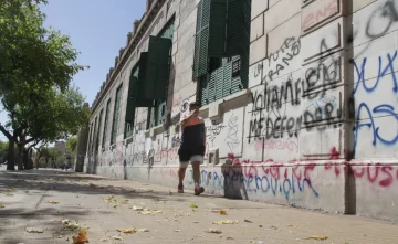 Hay indignación por los nuevos daños que la marcha del 8M dejó en la escuela Sarmiento