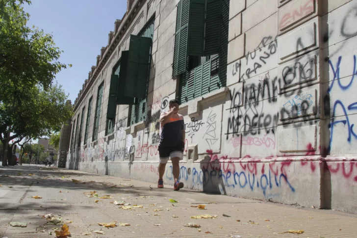 Hay indignación por los nuevos daños que la marcha del 8M dejó en la escuela Sarmiento