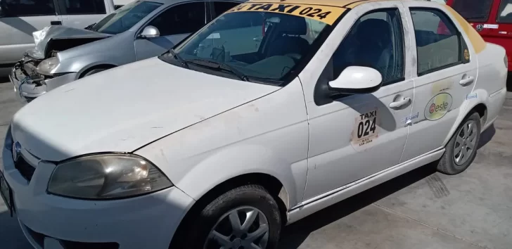 Golpeó a una taxista y escapó en su auto