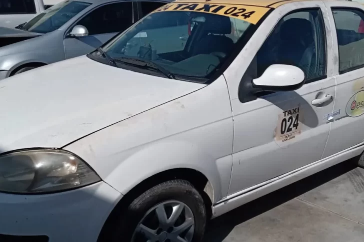 Golpeó a una taxista y escapó en su auto