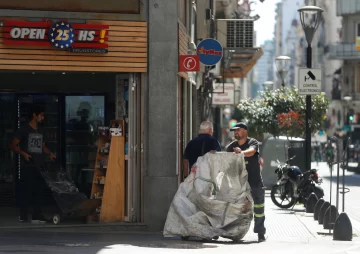 Autorizan convocar para el trabajo presencial a los vacunados con una dosis