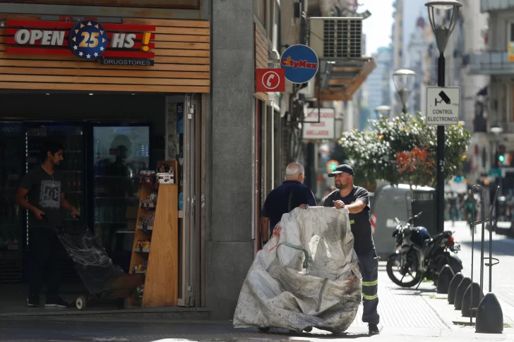 Autorizan convocar para el trabajo presencial a los vacunados con una dosis