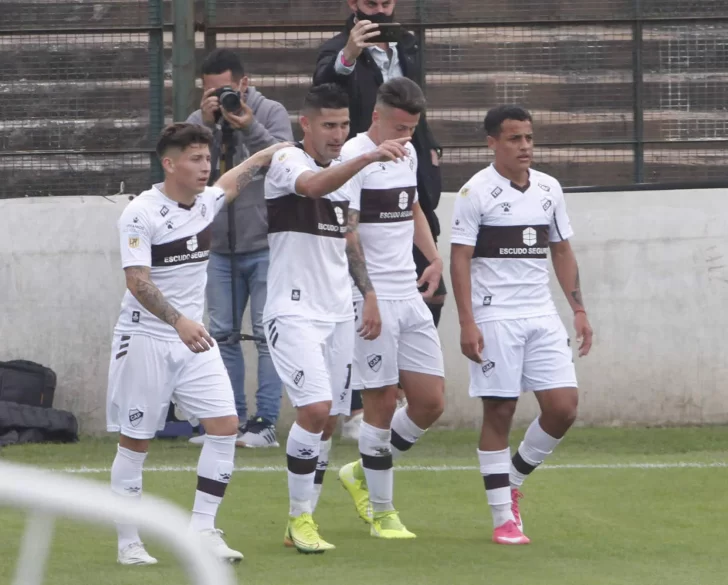 Platense goleó y lo amargó al Canalla