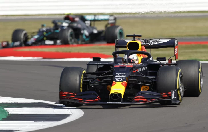 Verstappen domó a los Mercedes en Silverstone