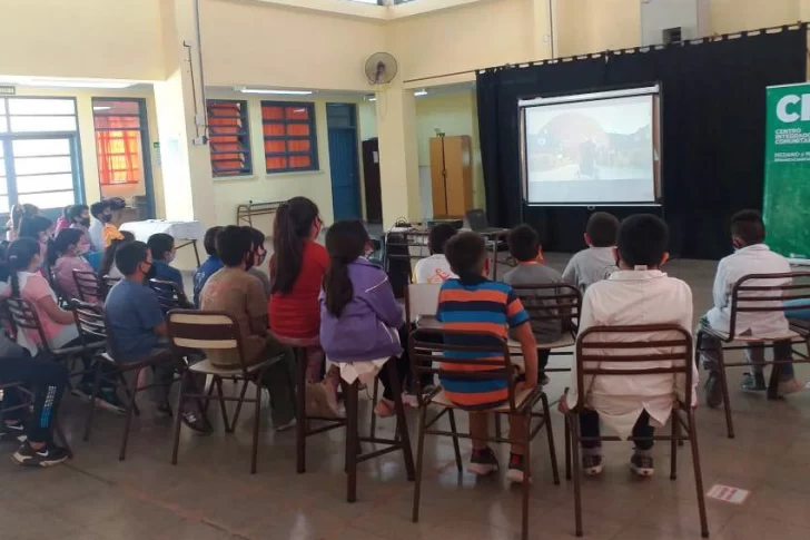 Visitan las escuelas y usan juegos creativos para que los alumnos se revinculen