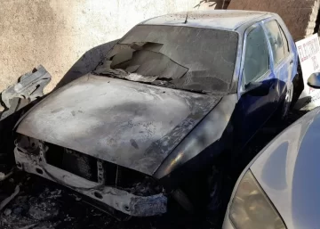 El fuego arruinó tres automóviles