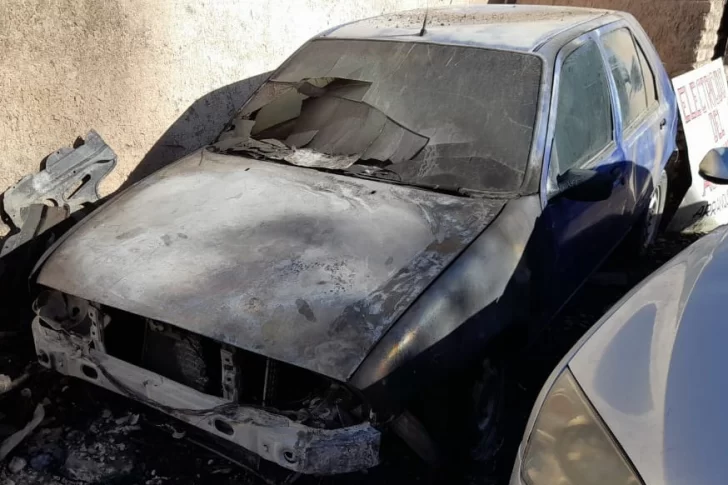 El fuego arruinó tres automóviles