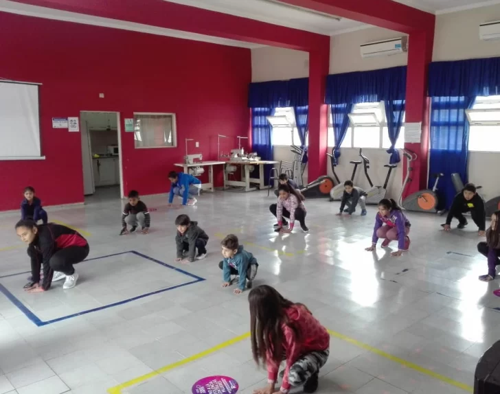 Para combatir la obesidad a tiempo, dan clases gratis de Zumba y aerobic a niños