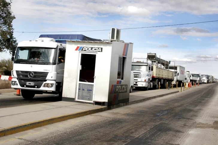 Camioneros se quejan por el aumento de costos para cruzar cargas a Chile