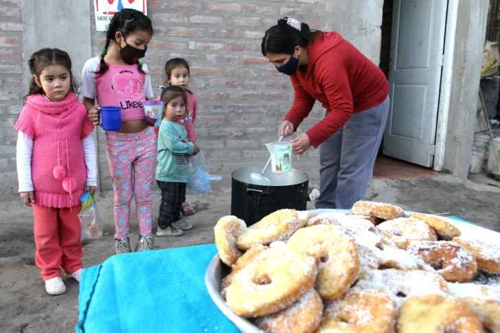 En poco más de un año, Cáritas tuvo que triplicar la asistencia a merenderos