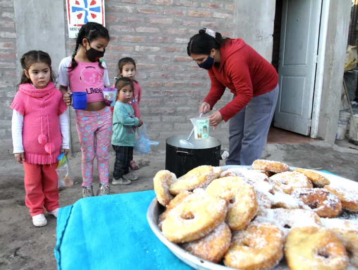 En poco más de un año, Cáritas tuvo que triplicar la asistencia a merenderos