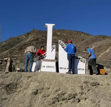 Con la ayuda del pueblo hacen un Vía Crucis que llegará a la cima de un cerro