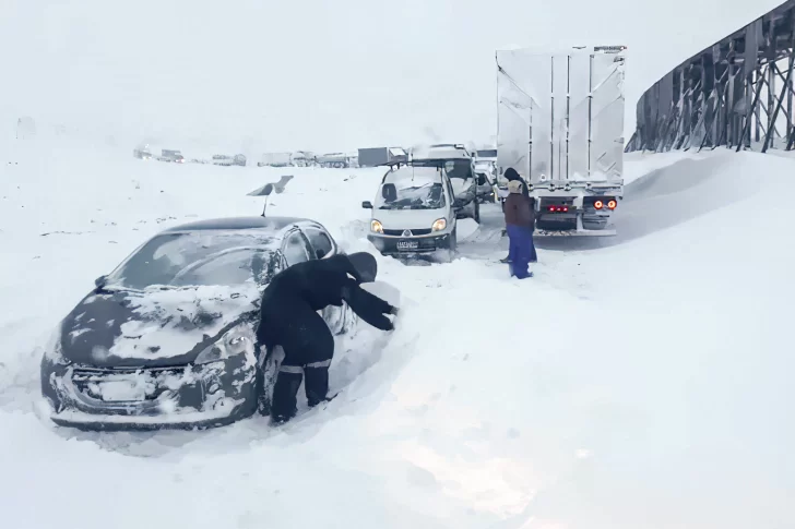 Horas dramáticas para los varados en un manto nieve