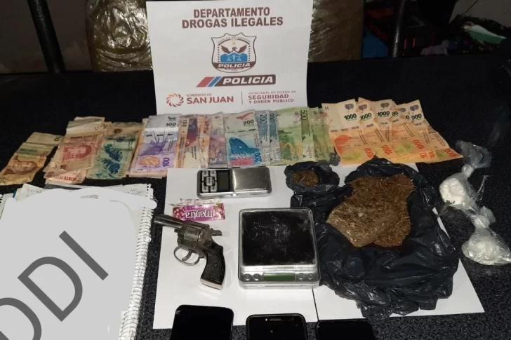 Cae narco con droga y un arma