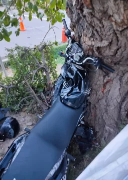 Estuvo con un amigo en una reunión y al salir lo vio muerto, había chocado un árbol