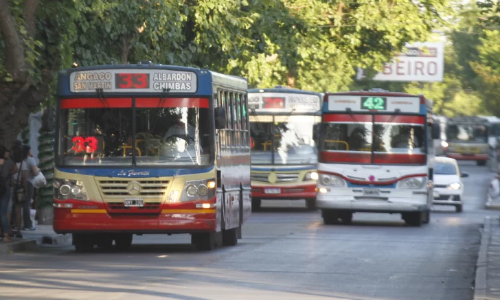 El pasaje en colectivo subirá en un año más que la inflación y el tipo de cambio