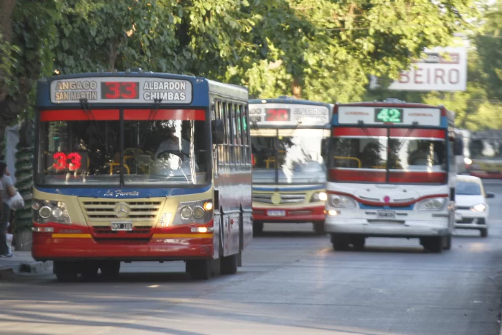 El pasaje en colectivo subirá en un año más que la inflación y el tipo de cambio