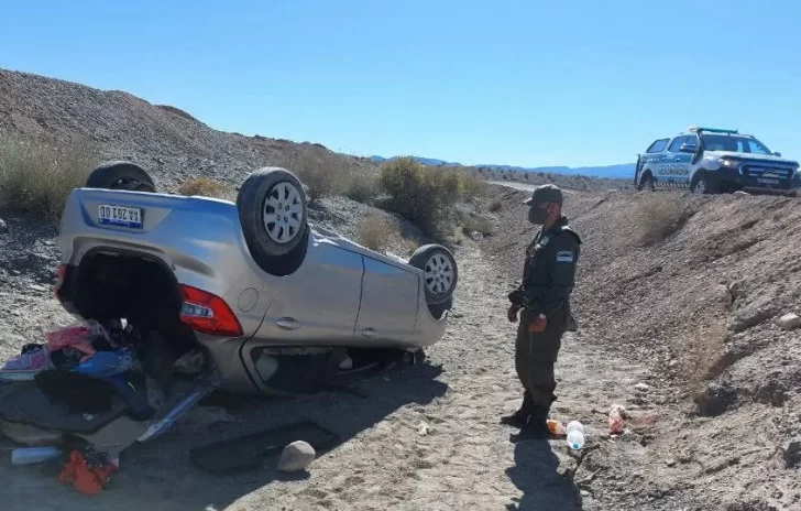 Una joven y su madre heridas al volcar en su auto en Iglesia