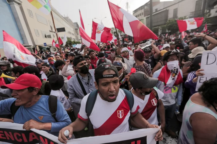 Protestas, rutas bloqueadas, y un llamado a huelga, paralizan a Perú