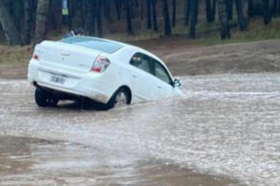 Autos cubiertos de agua y vecinos en canoas por una lluvia en Pinamar