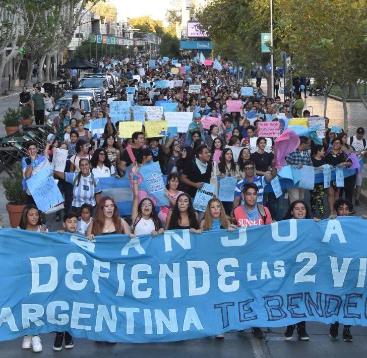 Desde una procesión con antorchas hasta shows para defender la dos vidas