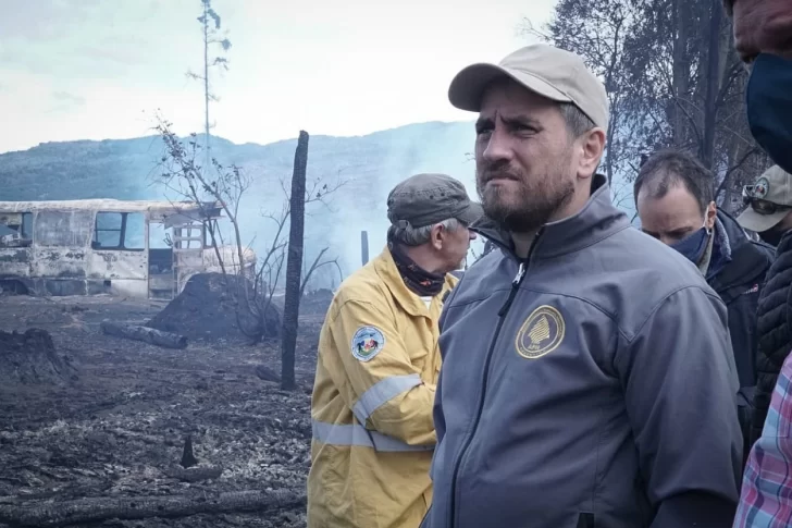 El fuego azota el sur del país: mató a un peón rural