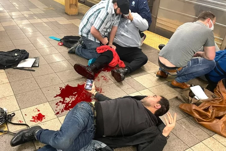 Balacera y pánico en el subte de Nueva York