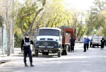 Iba en bicicleta a trabajar, un camión la atropelló y le pasó por arriba, fue su fin