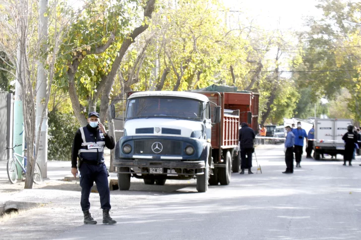 Iba en bicicleta a trabajar, un camión la atropelló y le pasó por arriba, fue su fin