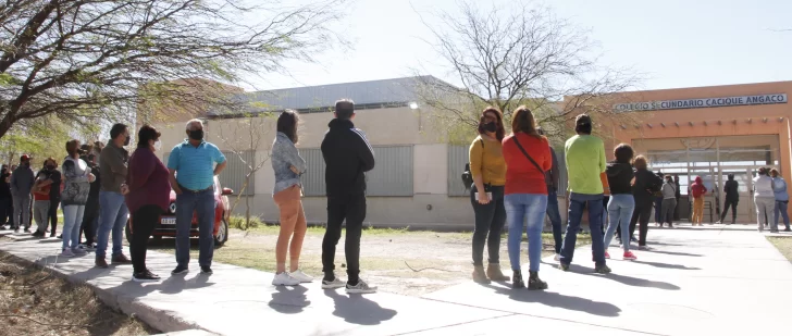 Con alcohol y lapicera en mano, los votantes mostraron saber el protocolo