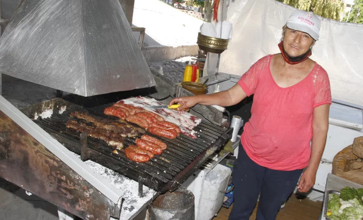 Heredó la vocación del padre y gracias a eso lleva 55 años vendiendo choripanes