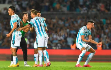 Feliz tras el clásico, Racing visita a Colón