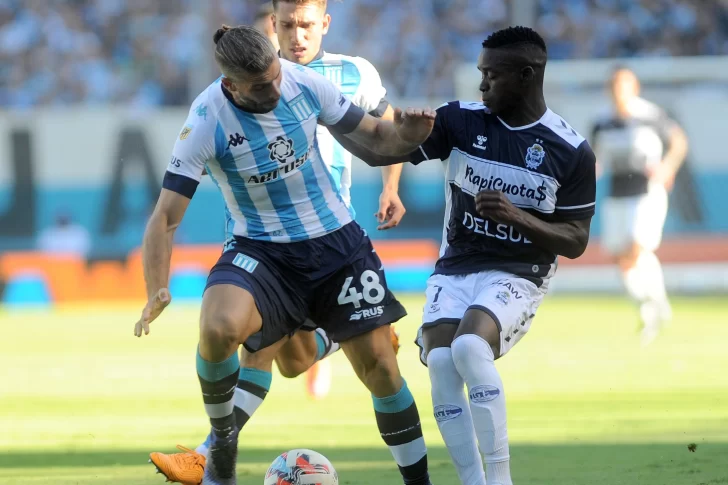 Racing se fue silbado del “Cilindro” por el empate