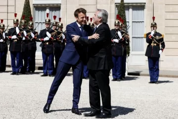 Alberto y Macron piden desde París “poner fin al ataque ruso” en Ucrania