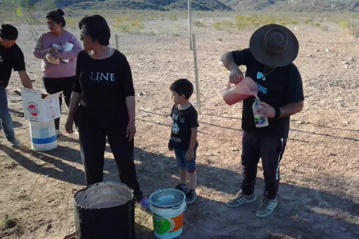 Los gauchos que salen a preparales y darles leche gratis a cerca de 120 niños del pueblo