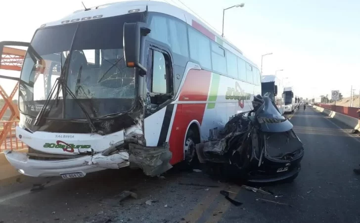 Se cruzó de carril en su auto, se fue contra un micro y no sobrevivió