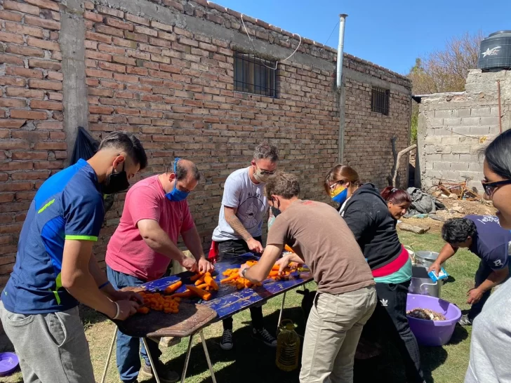 Cocinan y salen a las plazas para alimentar a los más necesitados