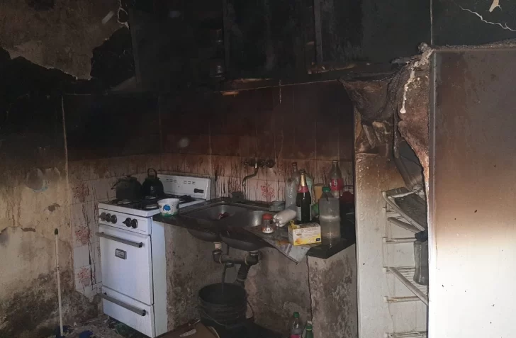 Un incendio en una casa destruyó casi todas las pertenencias de un anciano