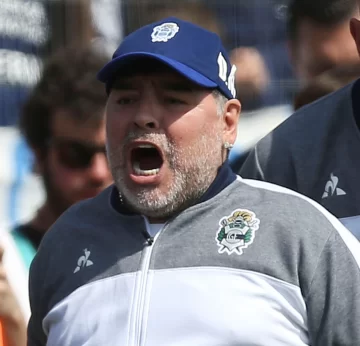 Maradona saludó desde el hotel