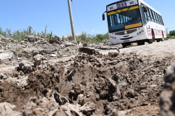 Quejas de vecinos y colectiveros por el mal estado de una calle muy transitada