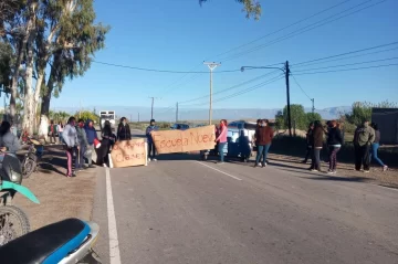 Papás reclaman que sus hijos están sin clases y piden que pongan módulos