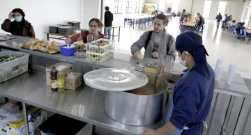 El comedor donde unos 200 alumnos almuerzan todos los días por sólo $10