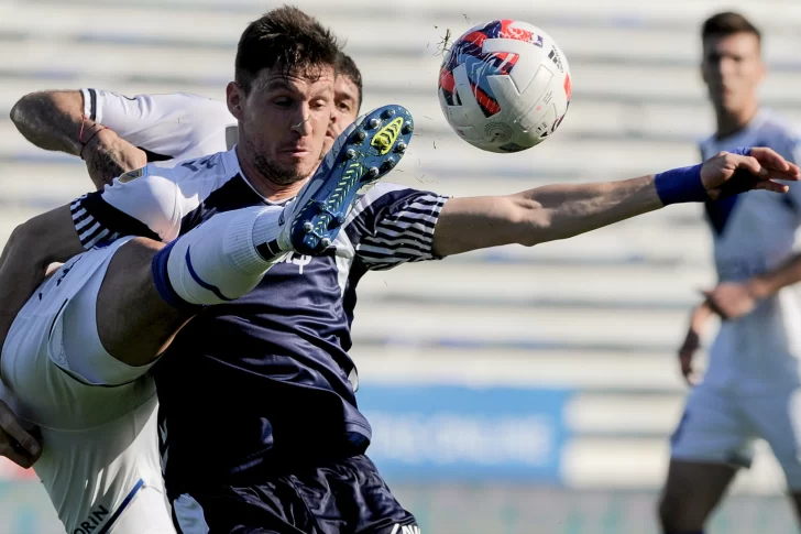 Gimnasia se alejó de la punta