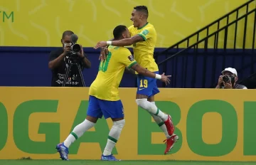 Brasil sigue firme, Uruguay se cae