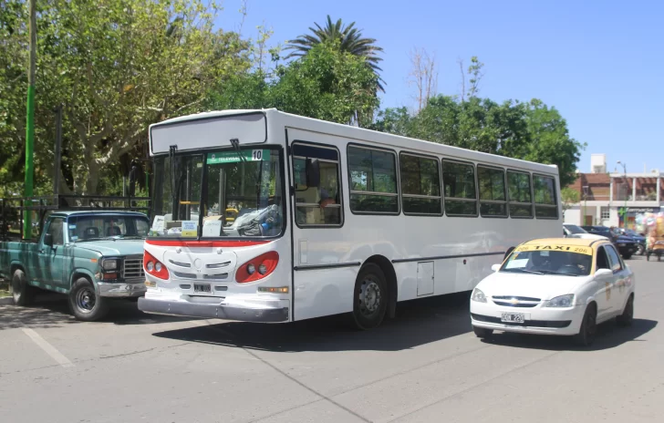 Autos, combis, colectivos y un caos en el tránsito para trasladar votantes