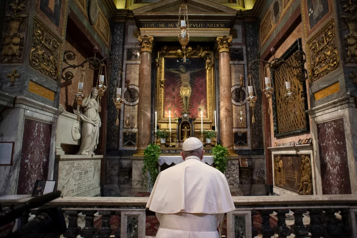 El Papa rezó en dos iglesias de Roma por el fin de la pandemia