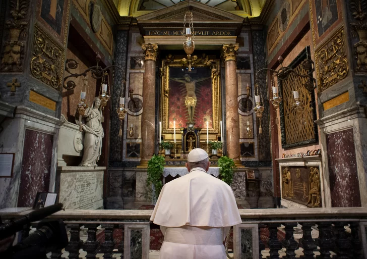 El Papa rezó en dos iglesias de Roma por el fin de la pandemia