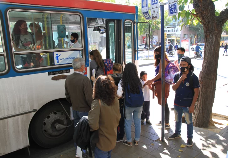 A pesar de las restricciones, los colectivos continúan viajando saturados de pasajeros